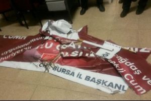 Bursa'da Cumhuriyet Bayramı afişleri tellere d&uuml;şm&uuml;ş