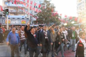 Manisasporlu taraftarlardan y&ouml;netimi protesto y&uuml;r&uuml;y&uuml;ş&uuml;