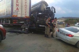 Kilis-İslahiye karayolunda zincirleme kaza: 2 &ouml;l&uuml;, 4 yaralı