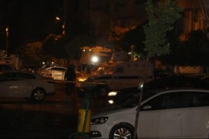 Kızıltepe'de PKK'lılar Ak Parti il&ccedil;e binasına saldırdı: 3 polis yaralı