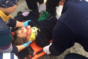 Yolun karşısına ge&ccedil;meye &ccedil;alışan kız &ccedil;ocuğuna otomobil &ccedil;arptı