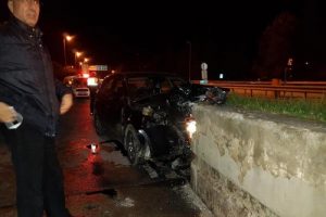 Otomobille otoyol gişesi &ouml;n&uuml;ndeki beton korkuluğu &ccedil;arptı