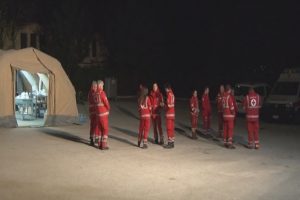 Depremin vurduğu kasabada halk evlerini terk ediyor