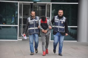 Bursa'da motosiklete 4 kişi binen hırsızlar, &ccedil;aldıkları parayı lokantada yedi