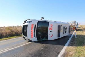 Edirne'de ambulans devrildi, s&uuml;r&uuml;c&uuml;s&uuml; yaralandı