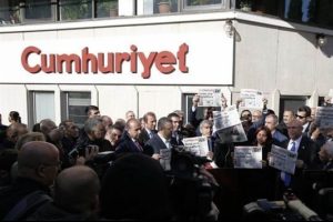 Cumhuriyet Gazetesi'ne operasyon, 11 g&ouml;zaltı