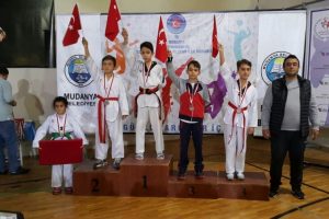 Bursa'da minik tekvandoculardan 4 madalya
