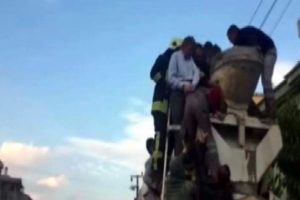 Beton mikserine başı sıkışan iş&ccedil;inin &ouml;l&uuml;m kalım m&uuml;cadelesi