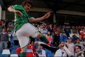 Arjantinli futbolcu taraftara tekme attı!