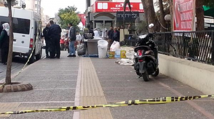 Bomba sanılan kadın &ccedil;antasından gazete &ccedil;ıktı