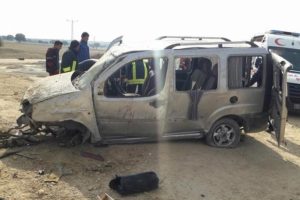 Hafif ticari ara&ccedil; takla attı: 1 &ouml;l&uuml;, 2 yaralı