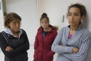 &Ccedil;aldıkları altınları satarken yakalandılar