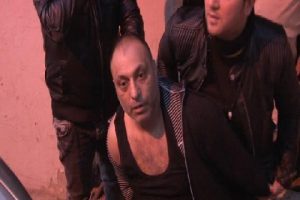 Beyoğlu'nda hareketli dakikalar: Arabada bomba var diyip ka&ccedil;tı
