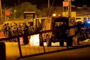 İsrail askerleri bir Filistinliyi &ouml;ld&uuml;rd&uuml;