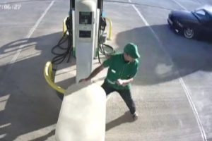 Otomobilin altında kalmaktan saniyelerle kurtuldu