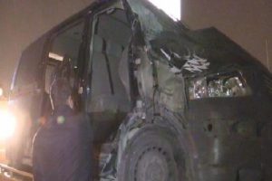 TIR ile minib&uuml;s &ccedil;arpıştı: 1 &ouml;l&uuml;, 7 yaralı