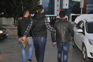 İzmir'de &ouml;zel g&uuml;venliklere FET&Ouml; operasyonu