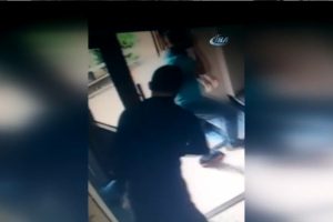 G&uuml;peg&uuml;nd&uuml;z evlere giren hırsızlar kamerada