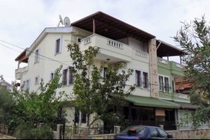 Emlak&ccedil;ıya inandı, kendi evini parayla geri aldı