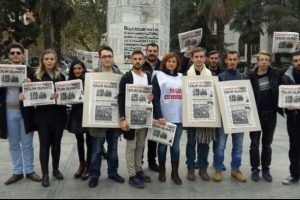 Bursa'da CHP'liler Cumhuriyet gazetesi dağıttı