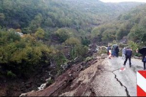 Bartın'da heyelan il&ccedil;e yolunu ulaşıma kapattı