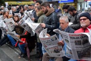 Karab&uuml;k'te CHP'liler Cumhuriyet okudu