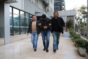 Bursa'da yaşlı &ccedil;iftin &ccedil;antasını kapka&ccedil; yapan zanlı kamerada