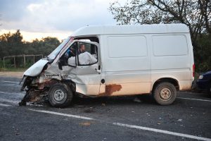 Bursa'da minib&uuml;s ile otomobil &ccedil;arpıştı yaralılar var!