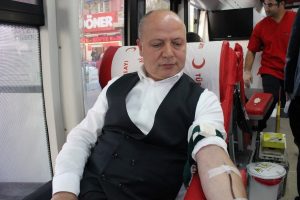 AK Partililer Bursa'da kan bağışladı