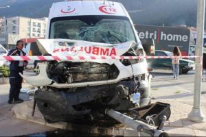 Ambulansla kamyonet &ccedil;arpıştı: 7 yaralı