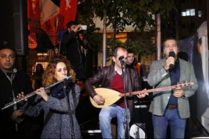 Cumhuriyet Gazetesi &ouml;n&uuml;nde mini konser
