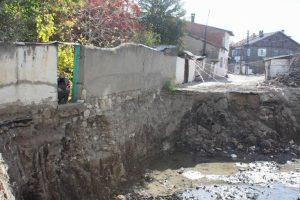 Evin kapısı 5 metrelik &ccedil;ukura &ccedil;ıkıyor