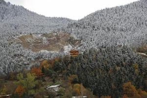 'Sakin Şehir' Şavşat'ta iki mevsim bir arada