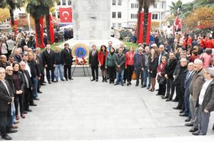 BSMMMO &uuml;yeleri Atat&uuml;rk Anıtı'na &ccedil;elenk sundu