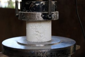 Bursa'da &uuml;retilen beton kurşun ge&ccedil;irmiyor