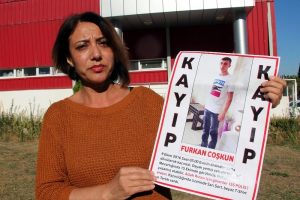 24 g&uuml;nd&uuml;r evlerinin &ouml;n&uuml;nden ka&ccedil;ırılan oğlunu arıyor