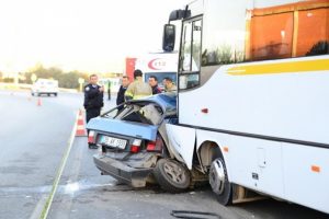 Otomobil midib&uuml;s&uuml;n altına girdi: 2 &ouml;l&uuml;, 4 yaralı