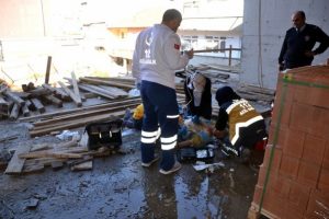 5. kattan d&uuml;şen inşaat ustası hayatını kaybetti