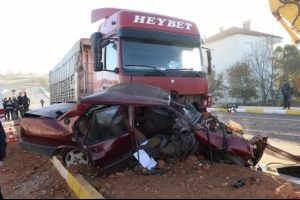 TIR'ın s&uuml;r&uuml;klediği otomobildeki hamile kadın &ouml;ld&uuml;