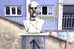 Atat&uuml;rk b&uuml;stlerine saldıran zanlı yakalandı
