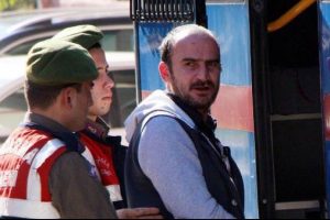 R&uuml;yasında aldatıldığını g&ouml;rd&uuml; eşini bı&ccedil;akladı