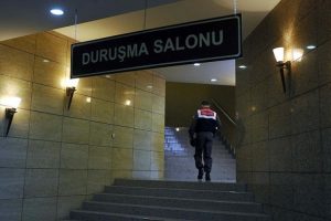 Doğurduğu bebeğini balkondan atan anneye m&uuml;ebbet