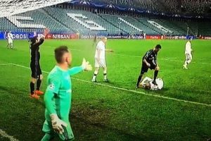 Ronaldo Polonyalı oyuncunun sırtına bastı
