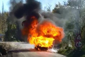 Alev topuna d&ouml;nen otomobildeki lpg t&uuml;p&uuml; patladı