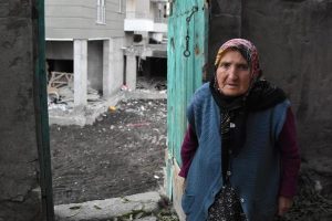 Evinin kapısı 5 metrelik &ccedil;ukara a&ccedil;ılıyor