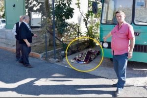 Sağlık ekibi, cenazeyi parkın yanına bırakıp gitti