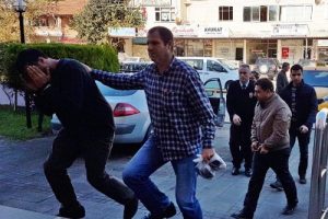 Mağazayı soyan hırsızlar tutuklandı