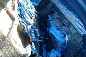 İki otomobilde 6 bin 400 paket ka&ccedil;ak sigara ele ge&ccedil;irildi