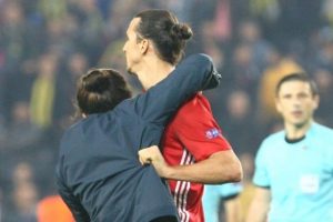 Fenerbah&ccedil;e - Manchester United ma&ccedil;ında sahaya taraftar girdi