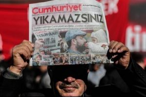 Cumhuriyet gazetesi y&ouml;netici ve yazarlarına yapılan kısıtlama kararı kaldırıldı